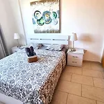 Haven: 7-minute Walk To The + Pool Apartment Larnaca