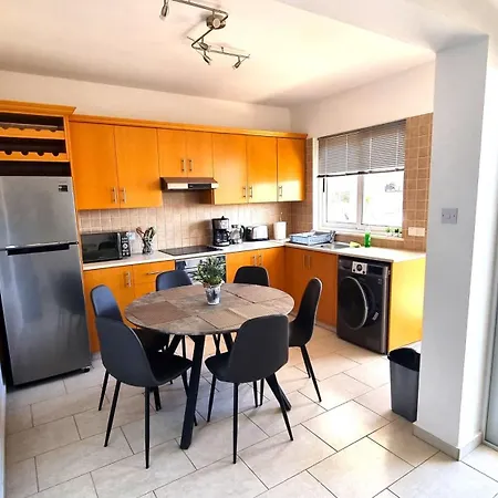 Haven: 7-minute Walk To The + Pool Apartment Larnaka
