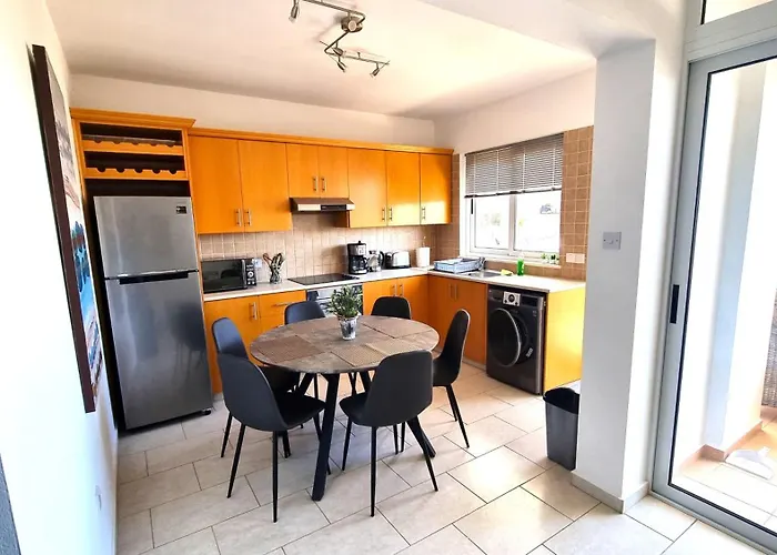 Haven: 7-minute Walk To The + Pool Apartment Larnaca